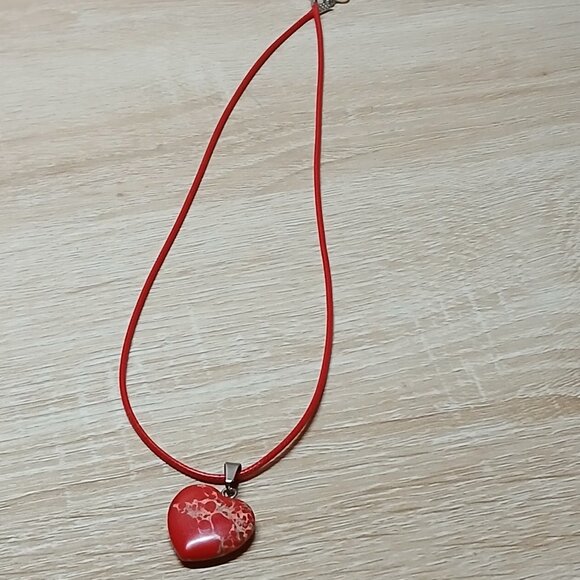 NWOT Fashion Necklace Red Patterned Heart Pendant Jewelry #27 - Picture 2 of 6